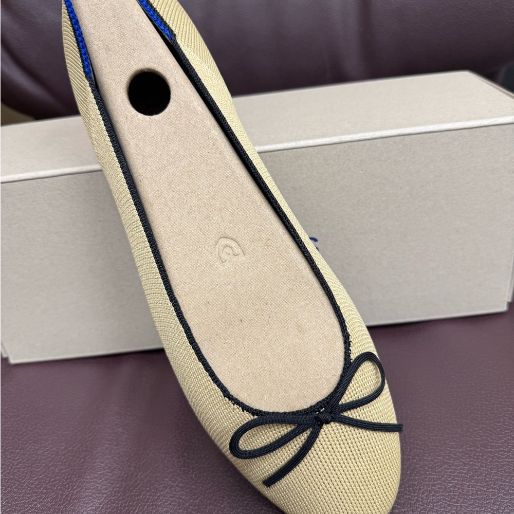 ROTHY’S Elegant Beige Women's Flats with Black Trim Size 11 -NEW IN BOX